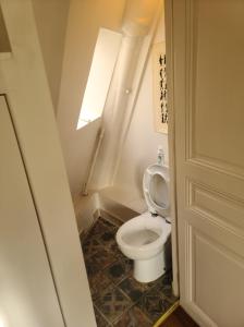 ein kleines Bad mit WC und Deckel in der Unterkunft 40m2 flat - 10 min Parc des Princes / Trocadero in Paris