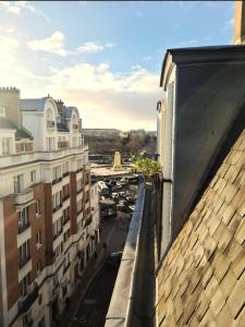 einen Balkon mit Blick auf eine Stadtstraße in der Unterkunft 40m2 flat - 10 min Parc des Princes / Trocadero in Paris