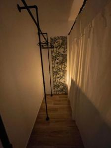 un pasillo con una luz en el lateral de una pared en Luxury flat with parking space, en Châtillon