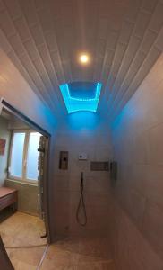 uma casa de banho com uma luz azul no tecto em * Hammam * Superbe Appartement * Neudorf em Estrasburgo