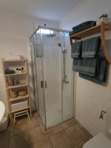 uma cabina de duche na casa de banho com toalhas azuis em Apartamento La Condesa em Orzola
