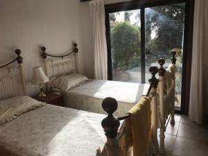 una camera con due letti e una grande finestra di Villa Manzanillo a Coral Bay