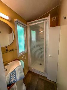 Et badeværelse på Camping Le Lagon Bleu