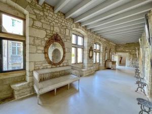 Saint-Maximin的住宿－Château d'exception LUXE，大房间设有石墙和长凳