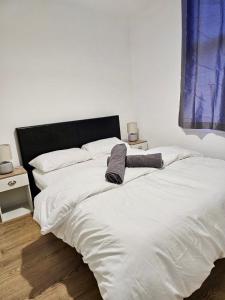 - une chambre avec un grand lit et des draps blancs dans l'établissement Great Value Bath Street Ilkeston Apartment, à Ilkeston