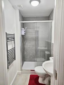 a bathroom with a shower and a toilet and a sink at Great Value Bath Street Ilkeston Apartment in Ilkeston