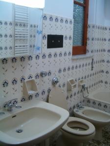 A bathroom at B&b La Giara