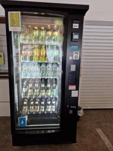 uma máquina de venda automática cheia de garrafas de refrigerante em Zum Franziskaner em Grainau