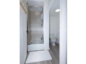 a bathroom with a shower and a toilet at Pass the Keys Cosy Haven In Glastonbury: One Bedroom Apartment in Glastonbury