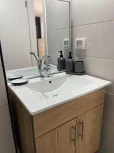 La salle de bains est pourvue d'un lavabo et d'un miroir. dans l'établissement Lovely flat in Tel Aviv 32, à Tel Aviv