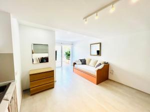 ein Wohnzimmer mit Sofa und Fernseher in der Unterkunft LaVITALSOL in Adeje