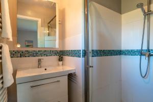 a bathroom with a sink and a shower at Kerfeunteun - Grande maison à 15min de la plage in Quimperlé
