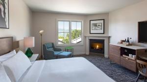 une chambre d'hôtel avec un lit et une cheminée dans l'établissement The Lodge at Sonoma Resort, Autograph Collection, à Sonoma