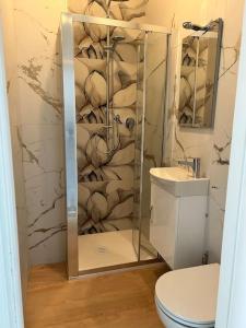 Un baño con ducha, inodoro y lavabo. en Appartamento Lido degli Estensi a 100 mt dal mare e dal centro, en Lido degli Estensi 7 fotos más