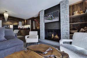 a living room with a couch and a fireplace at Résidence Grizzly - 4 Pièces pour 6 Personnes 734 in Val-d'Isère