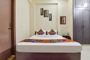 Un dormitorio con una cama con una manta colorida. en FabHotel Moon Light Palace, en Jaipur
