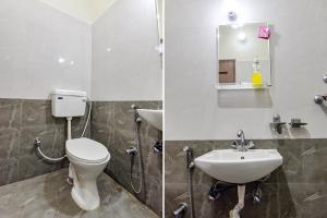 uma casa de banho com um WC, um lavatório e um espelho. em FabHotel Moon Light Palace em Jaipur