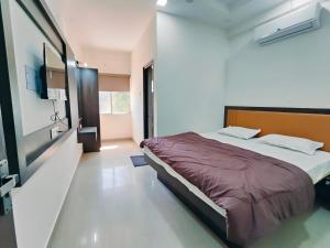 ein Schlafzimmer mit einem großen Bett in einem Zimmer in der Unterkunft Hotel Heritage Palace in Bhuj