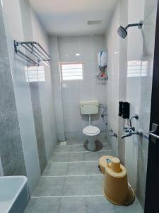 een badkamer met een toilet, een douche en een wastafel bij Hotel Heritage Palace in Bhuj