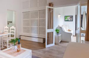 a living room with a table and a dining room at Pedras D'el Rei in Tavira