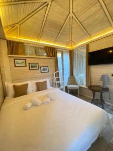 1 dormitorio con 1 cama blanca grande en una habitación en Kausar Hotel en Bishkek