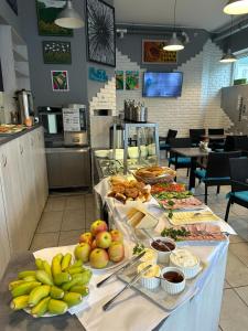 un buffet de comida en una mesa en un restaurante en Hostel CENTRUM, en Radom