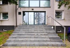 un escalier en face d'un bâtiment avec une porte dans l'établissement Twój Hostel Bytom, à Bytom