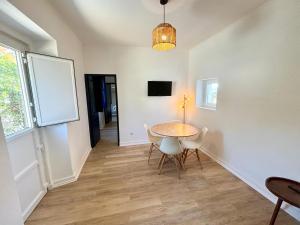 a dining room with a table and chairs at Pine & Apple Sintra Beach House in Colares