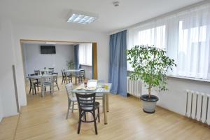 Televízia a/alebo spoločenská miestnosť v ubytovaní Twój Hostel Bytom