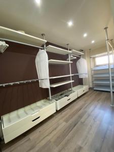 Cette chambre comprend 3 lits superposés et du parquet. dans l'établissement Villa Los Almendros Fuengirola, à Fuengirola