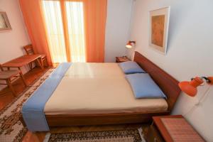En eller flere senge i et værelse på Vila Jadran