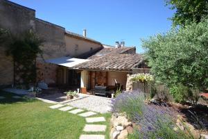 ein Hinterhof eines Hauses mit Garten in der Unterkunft La maison d'Anthonie, Roussillon in Roussillon