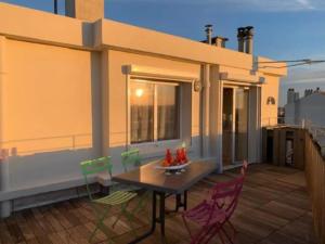 eine Terrasse mit einem Tisch und Stühlen auf dem Balkon in der Unterkunft Rooftop terrasse 360° hypercentre in Toulouse