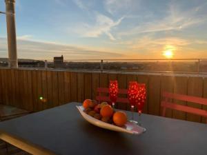 einen Obstteller auf einem Tisch auf einem Balkon in der Unterkunft Rooftop terrasse 360° hypercentre in Toulouse