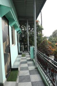 een gang van een gebouw met een veranda bij Radhe Radhe Guest House in Dehradun