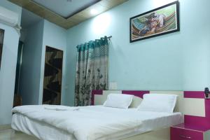 een slaapkamer met 2 bedden en een gordijn bij Radhe Radhe Guest House in Dehradun