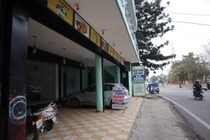 een gebouw waar een auto voor geparkeerd staat bij Radhe Radhe Guest House in Dehradun