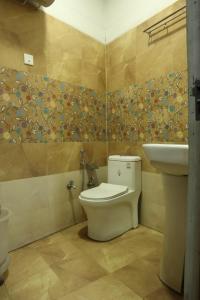 een badkamer met een toilet en een wastafel bij Radhe Radhe Guest House in Dehradun
