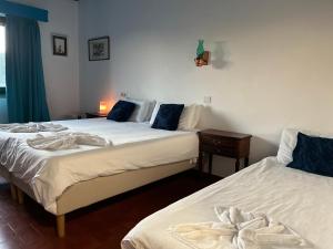 two beds sitting next to each other in a room at Casa Santo António in São Brás de Alportel