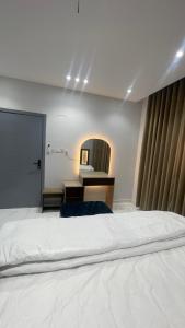 Una cama o camas en una habitación de شقة غرفتين وصاله