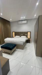 una camera con un grande letto e un mattressvisor di شقة غرفتين وصاله a Al ‘Uqūl