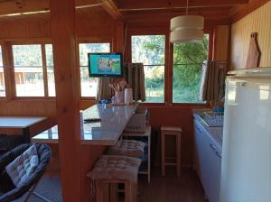 uma cozinha com um balcão e algumas janelas em Refugio ALTO ANCOA em Linares