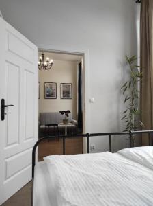 1 dormitorio con 1 cama y sala de estar en Lawendowy - Apartamenty Smart Projekt en Tarnów