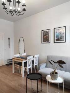 sala de estar con sofá y mesa en Lawendowy - Apartamenty Smart Projekt en Tarnów