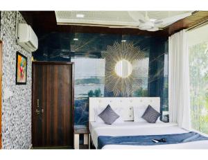 una camera con letto e ventilatore a soffitto di Hotel Everest International,Udaipur a Udaipur