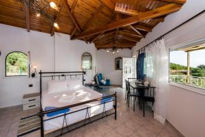 Posteľ alebo postele v izbe v ubytovaní Villa Needa's - Eros Loft with Infinity Pool
