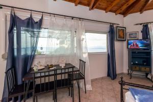 Imagem da galeria de Villa Needa's - Eros Loft with Infinity Pool em Kalamata mais 10 fotografias