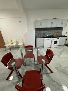 een kamer met stoelen, een tafel en een keuken bij Vic Vic property in Oldham