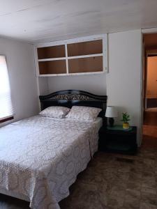 Westfield的住宿－Westfield's best choice，卧室配有带白色棉被的床