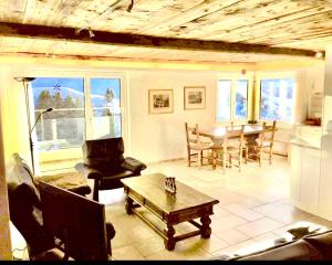 Una sala de estar con una mesa y un comedor. en Mountain View, en Andermatt